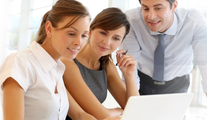 Equipo trabajando en soluciones tecnológicas